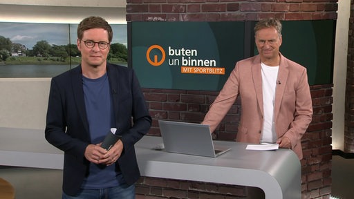 Die Moderatoren Felix Krömer und Stephan Schiffner im Studio von buten un binnen.