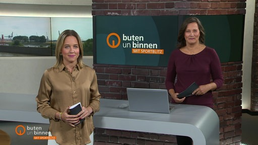 Moderatorinnen Lea Reinhard und Pascale Ciesla im Studio von buten un binnen.