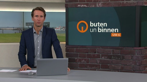 Der Moderator Janos Kereszti im Studio von buten un binnen