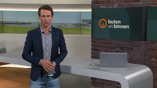 Der Moderator János Kereszti im Studio von buten un binnen