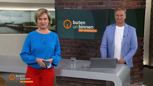 Die Moderatoren Kirsten Rademacher und Stephan Schiffner im Studio von buten un binnen