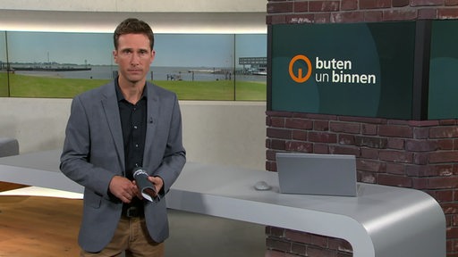 Moderator Janos Kereszti im Studio von buten un binnen.