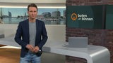 Moderator János Kereszti im Studio von buten un binnen