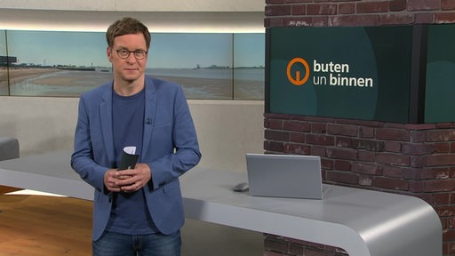 Moderator Felix Krömer im Studio von buten un binnen