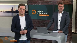 Die Moderatoren Felix Krömer und Jan-Dirk Bruns im Studio von buten un binnen