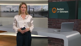 Die Moderatorin Lea Reinhard im Studio von buten un binnen