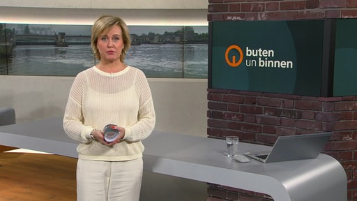 Moderatorin Kirsten Rademacher im Studio von buten un binnen.