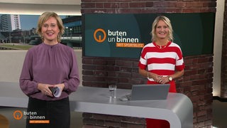 Die Moderatorinnen Kirsten Rademacher und Janna Betten im Studio von buten un binnen.