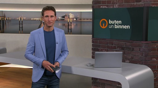 Der Moderator Janós Kereszti im Studio von buten un binnen.