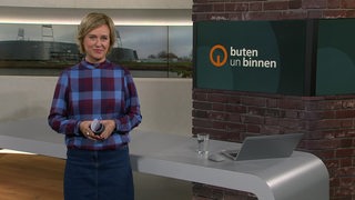 Die Moderatorin Kirsten Rademacher im Studio von buten un binnen