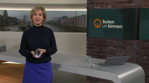 Moderatorin Kirsten Rademacher im Studio von buten un binnen