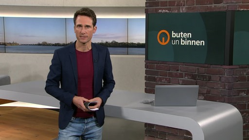 Der Moderator Janos Kereszti im Studio von buten un binnen