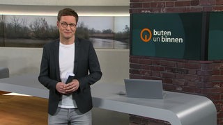 Moderator Felix Krömer im Studio von buten un binnen