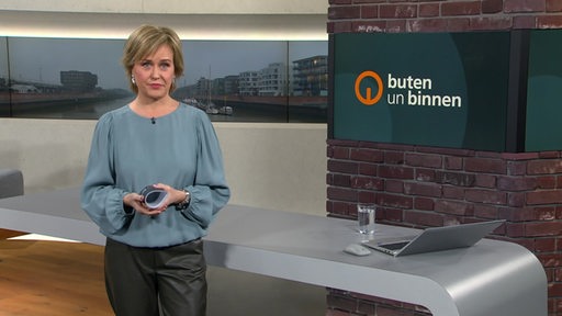 Moderatorin Kirsten Rademacher im Studio von buten un binnen