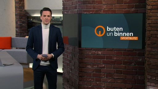 Der Moderator Yannick Lowin im Studio von buten un binnen