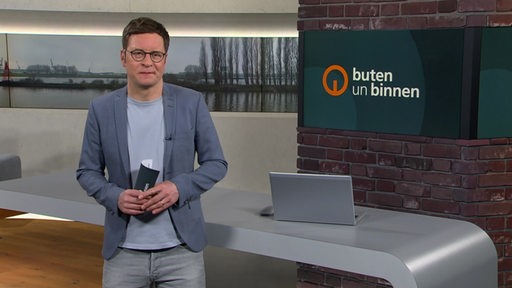 Moderator Felix Krömer im Studio von buten un binnen