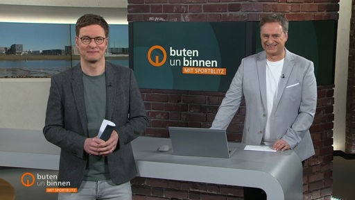 Die Moderatoren Felix Krömer und Stephan Schiffner im Studio von buten un binnen