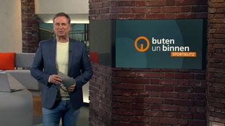 Der Moderator Stephan Schiffner im Studio von buten un binnen