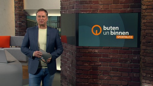 Der Moderator Stephan Schiffner im Studio von buten un binnen