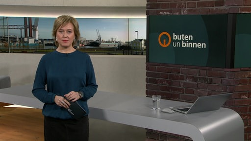 Die Moderatorin Kirstin Rademacher im Studio von buten un binnen