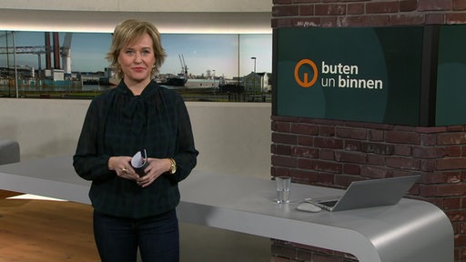 Moderatorin Kirsten Rademacher im Studio von buten un binnen