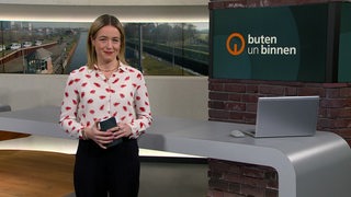 Die Moderatorin Lea Reinhard im Studio von buten un binnen