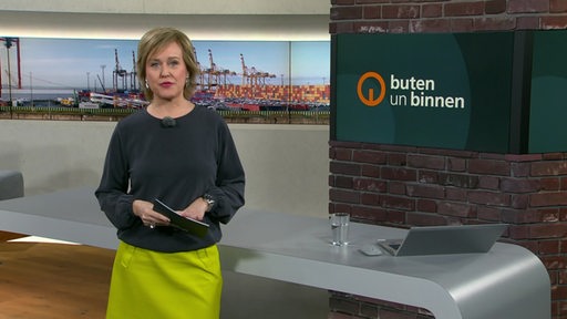 Moderatorin Kirsten Rademacher im Studio von buten un binnen