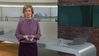 Die Moderatorin Kirsten Rademacher im Studio von buten un binnen