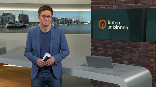 Moderator Felix Krömer im Studio von buten un binnen