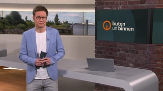 Der Moderator Felix Krömer im Studio von buten un binnen