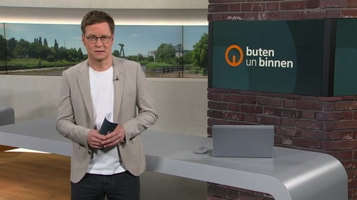 Der Moderator Felix Krömer im Studio von buten un binnen