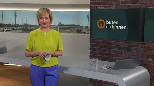Die Moderatorin Kirsten Rademacher im Studio von buten un binnen