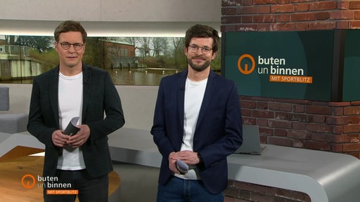 Moderatoren Felix Krömer und Niko Schleicher im Studio von buten un binnen mit Sportblitz.