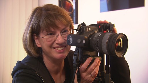 Makrofotografin Jutta Drabek Hasselmann mit ihrer Kamera