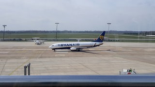 Ein Flugzeug der Fluggesellschaft Ryanair auf dem Rollfeld des Bremer Flughafens.