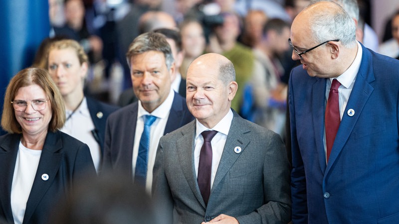 Bundeskanzler Olaf Scholz (SPD, 2.v.r) kommt zur 13. Nationalen Maritimen Konferenz im Congress Centrum Bremen. Daneben laufen Kristina Vogt (DIE LINKE, l), Wirtschaftssenatorin Bremen, Robert Habeck (Bündnis 90/Die Grünen, 3.v.l), Bundesminister für Wirtschaft und Klimaschutz, und Andreas Bovenschulte (SPD, r), Bürgermeister von Bremen. 