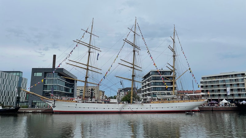 Ein historischer Dreimaster liegt in Bremerhaven im Hafen.