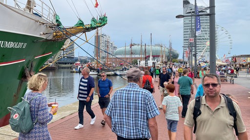 Neben der Alexander von Humboldt II laufen Besucher der Maritimen Tage in Bremerhaven.