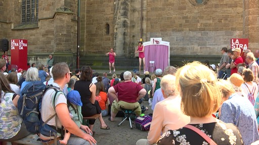 Clownsshow auf dem Marktplatz