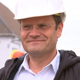 Markus Rex vor dem Forschungsschiff Polarstern.