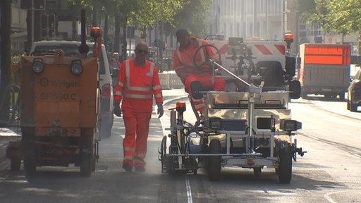 Baustellenarbeiter gestalten die Martinistraße um. 