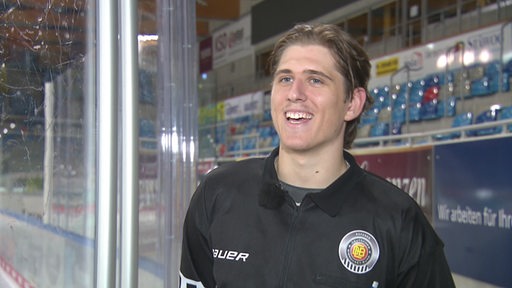 Marvin Carl in der Eishockeyarena im Interview mit dem Sportblitz. 