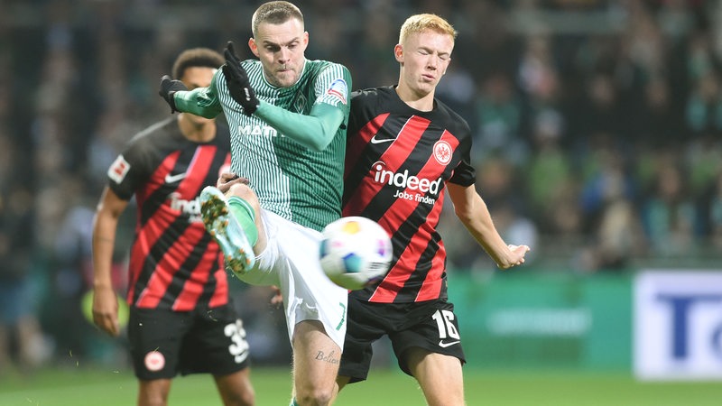 Werder-Spieler Marvin Ducksch kämpft mit zwei Eintracht-Spielern um den Ball.