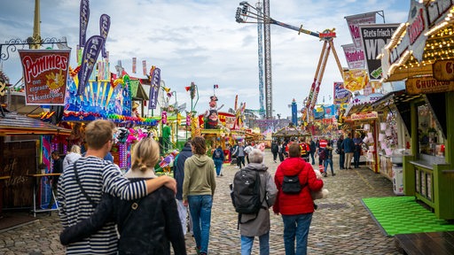 Gäste laufen über den Bremer Freimarkt (Archivbild)