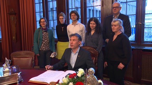 Bovenschulte und Mitglieder der russischen Menschenrechtsorganisation Memorial im Bremer Rathaus