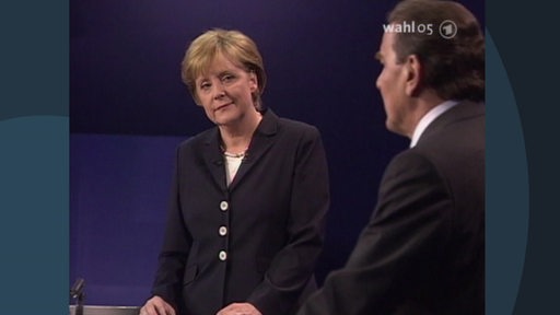 Angela Merkel und Gerhard Schröder während eines Fernsehduells