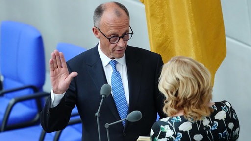 Der neu gewählte Bundeskanzler Friedrich Merz legt vor Bundestagspräsidentin Julia Klöckner im Bundestag bei der Vereidigung den Amtseid ab.