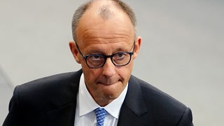 Der designierte Bundeskanzler Friedrich Merz (CDU) steht im Bundestag bei der Kanzlerwahl.