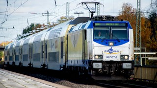 Ein Metronom mit dem Fahrtziel Bremen Hauptbahnhof hält an einem Bahnsteig am Bahnhof.