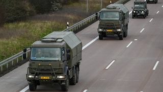 Militär-Fahrzeuge auf der Autobahn.